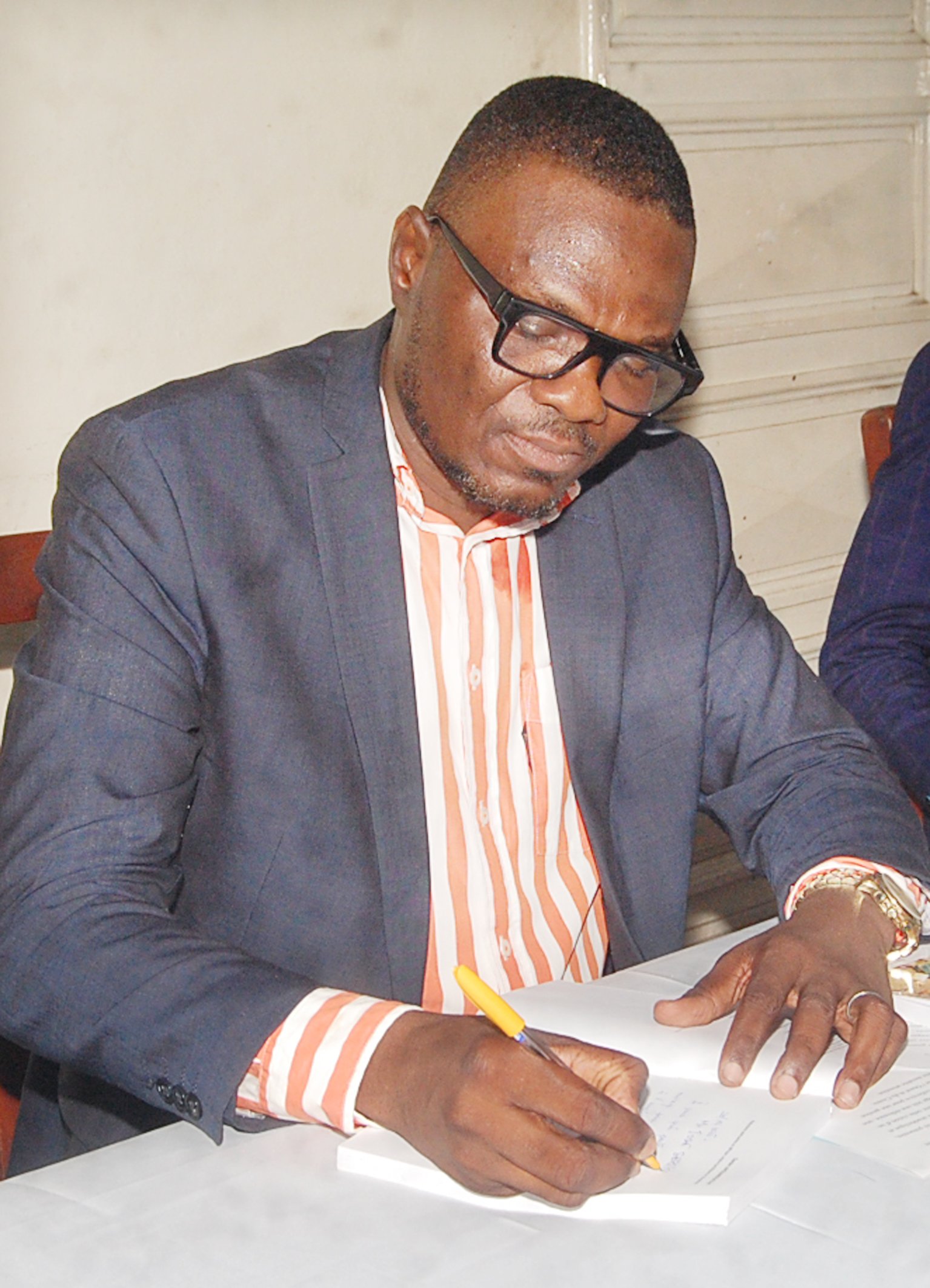 Lire la suite à propos de l’article Bénin-Sortie livresque: Le Dr Damien Ahouandokoun lance son premier ouvrage intitulé:  »Gestion intégrée des pollutions portuaires en Afrique de l’Ouest et du Centre : Enjeux juridiques et durabilité ».