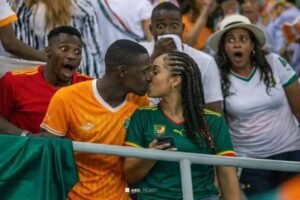 Lire la suite à propos de l’article Can 2025, Match Cote-d&rsquo;ivoire#Cameroun: un baiser langoureux enflamme les tribunes de Marrakech