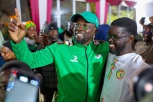 Lire la suite à propos de l’article ⚽Finale Sénégal-Maroc: Diomaye Faye dans les bras de Ousmane Sonko, exulte au coup de sifflet final