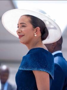 Lire la suite à propos de l’article Chère mais pas bling: la robe de la première dame Nathalie Vilette Wadagni, une leçon de simplicité.