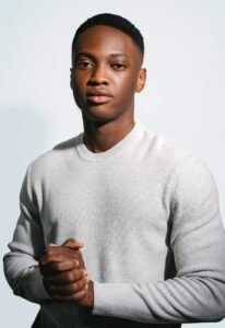 Lire la suite à propos de l’article Entrepreneur digital à succès: Wilson Botoyiye, un modèle de résilience pour la jeunesse.