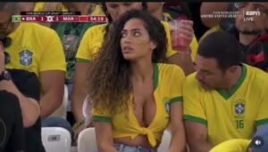 Lire la suite à propos de l’article Insolite: Coupe du Monde 2026: un supporter  »rince ses yeux » sur la poitrine d&rsquo;une supportrice