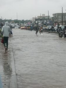 Lire la suite à propos de l’article 😲Pluies torrentielles au Bénin: le pont de Godomey sous l&rsquo;eau.