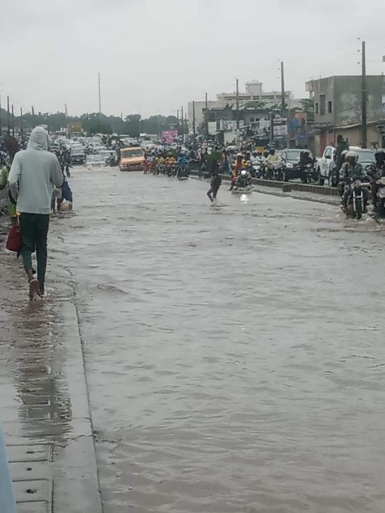Lire la suite à propos de l’article 😲Pluies torrentielles au Bénin: le pont de Godomey sous l&rsquo;eau.